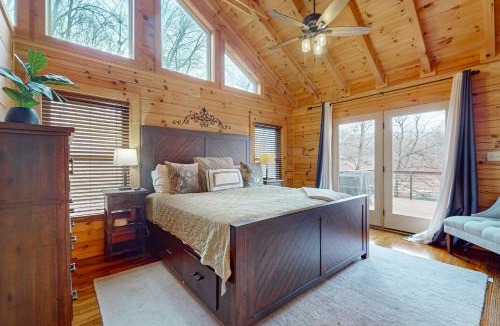 Big Creek House | Relaxing Waterfront Stay Sleeps 16 Deck Hot Tub