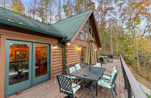 Big Creek House | Relaxing Waterfront Stay Sleeps 16 Deck Hot Tub