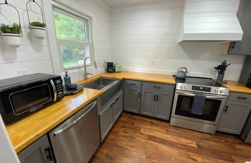 Horse Shoe Villa | Relaxing Waterfront Retreat, renovated modern-rustic, near Asheville -Generac