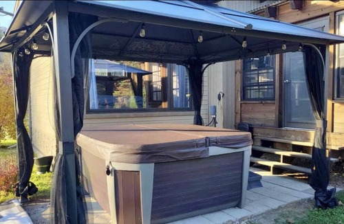 Bowman Cottage | Relaxing waterfront with hot tub and game room