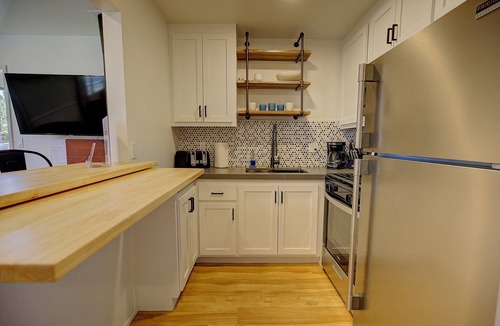 Big Bear Hotel | Relaxing Woodside Cottage at Shay Meadow Ranch