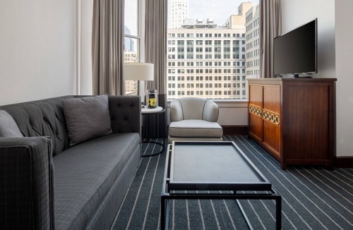 Downtown Chicago Hotel | Reliance King Suite at Staypineapple, An Iconic Hotel, The Loop