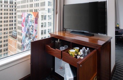 Downtown Chicago Hotel | Reliance King Suite at Staypineapple, An Iconic Hotel, The Loop