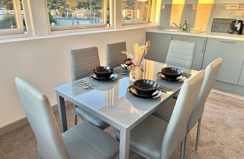 Yeadon Apartment | Relocation l Workers l Leisure