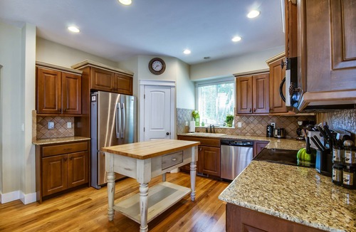 Meridian House | RELOCATION SPECIALISTS Open FP, Pool Access, Park/Playground, ASK SPECIALS!