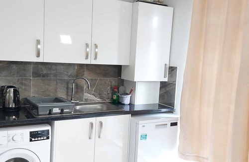 Alibon House | Remaj Service Accommodation, Sleep 7