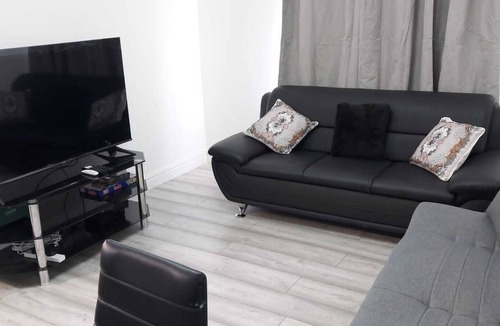 Alibon House | Remaj Service Accommodation, Sleep 7