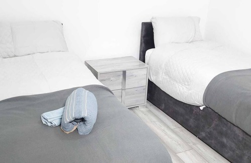 Alibon House | Remaj Service Accommodation, Sleep 7