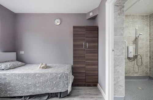 Basildon Apartment | Remaj Serviced Accommodation, sleeps 7 & free parking