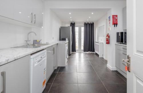 Basildon Apartment | Remaj Serviced Accommodation, sleeps 7 & free parking