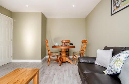 Basildon Apartment | Remaj Serviced Accommodation, sleeps 7 & free parking