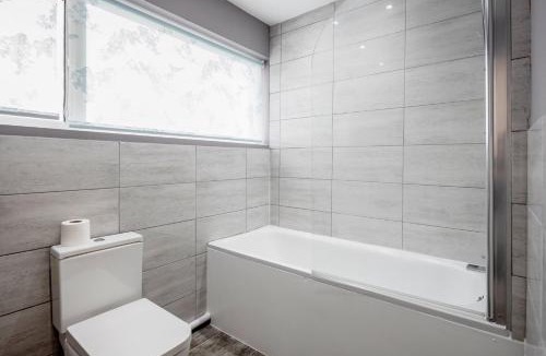 Basildon Apartment | Remaj Serviced Accommodation, sleeps 7 & free parking