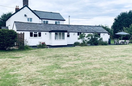 Thornton-le-Moors Cottage | Remarkable 1-Bed Cottage in CHESTER