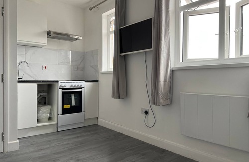 Clayhall Apartment | Remarkable 1-Bed Studio Apartment in Redbridge