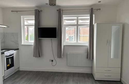 Clayhall Apartment | Remarkable 1-Bed Studio Apartment in Redbridge