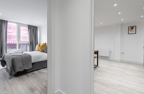 Camberley Apartment | Remarkable 2-Bed Apartment in Camberley