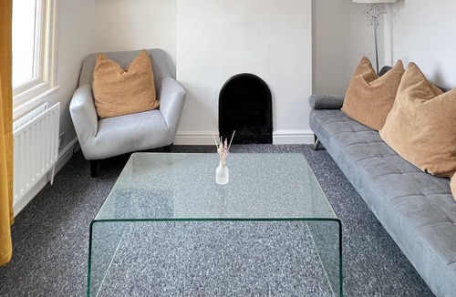 Eccles House | Remarkable 2-Bed House in Rochester