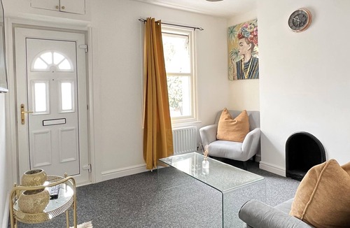 Eccles House | Remarkable 2-Bed House in Rochester