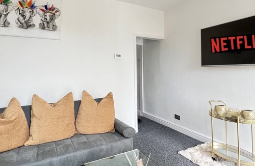 Eccles House | Remarkable 2-Bed House in Rochester