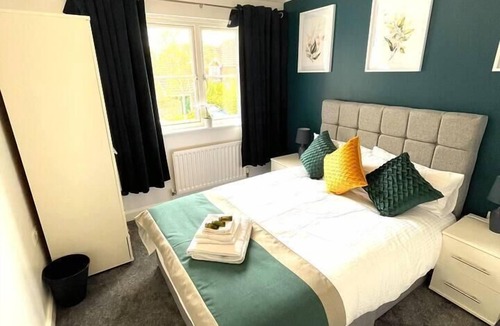 Horley House | Remarkable 5-Bed House in Horley