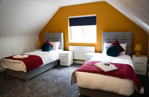 Horley House | Remarkable 5-Bed House in Horley