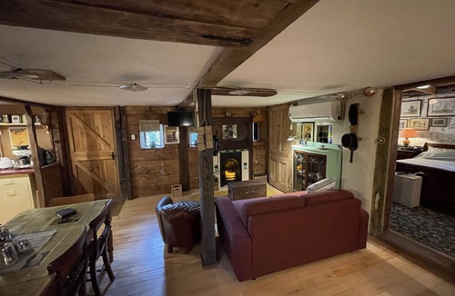 Bovey Tracey Apartment | Remarkable Boultons Barn with hot tub
