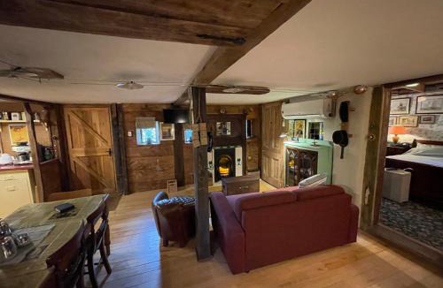 Bovey Tracey Apartment | Remarkable Boultons Barn with hot tub
