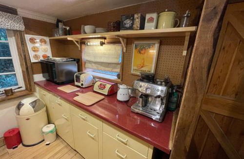 Bovey Tracey Apartment | Remarkable Boultons Barn with hot tub