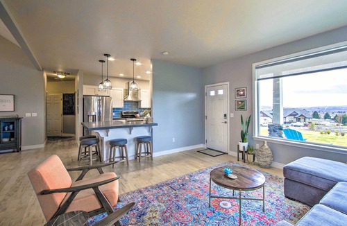 Gleed House | Remarkable Yakima Getaway w/Pool & Hot Tub!