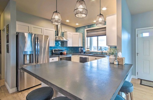 Gleed House | Remarkable Yakima Getaway w/Pool & Hot Tub!