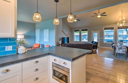 Gleed House | Remarkable Yakima Getaway w/Pool & Hot Tub!