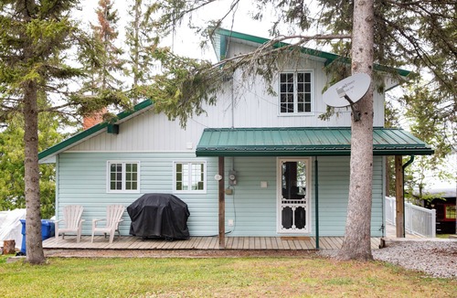 Moonbeam Cottage | Remi Lake Escape. A four season lake front cottage.