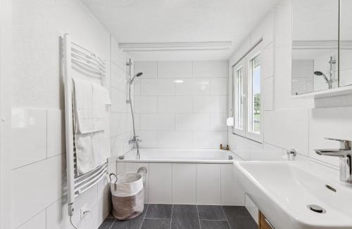 Luchsingen Apartment | ReMo I Alpenzauber Chalet 1 - 6 Personen I Bergblick, Nahe Braunwald - Badewanne, nahe Bahnhof und Parkplatz