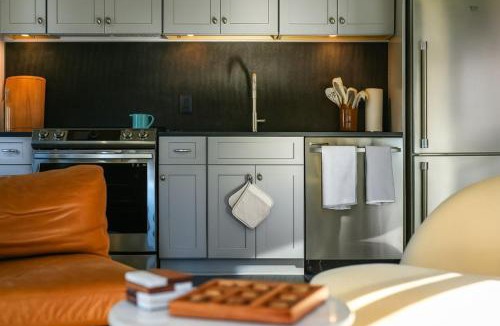 Downtown Pittsburgh Apartment | Remodeled 2BR Downtown Near Acrisure Stadium