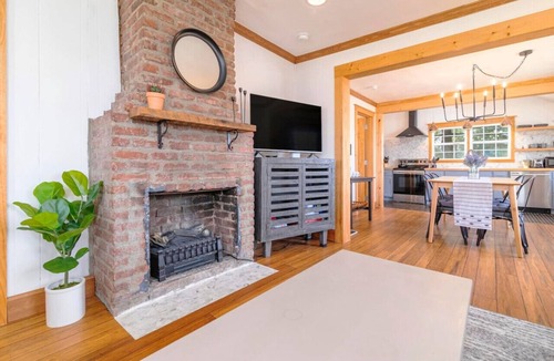 Johnson City House | Remodeled 2BR · Steps to ETSU · Pets Welcome
