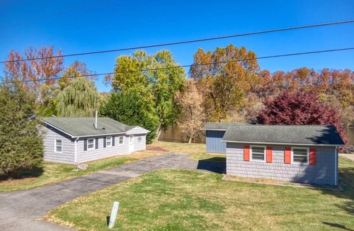 Belspring House | Remodeled, 3 BR, cabin on river