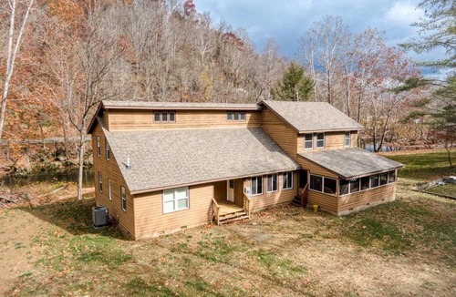 Belspring House | Remodeled, 3 BR, cabin on river