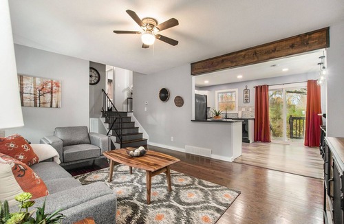 Grandview House | Remodeled 3BR w/queen beds on 1/2 acre backing to open space. Bonus basement living room + extra bath. Chef’s kitchen, W/D, patio + outdoor dining. Bright, private setting w/shade trees near Raymore/Belton. Fast WiFi.