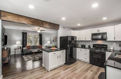 Grandview House | Remodeled 3BR w/queen beds on 1/2 acre backing to open space. Bonus basement living room + extra bath. Chef’s kitchen, W/D, patio + outdoor dining. Bright, private setting w/shade trees near Raymore/Belton. Fast WiFi.