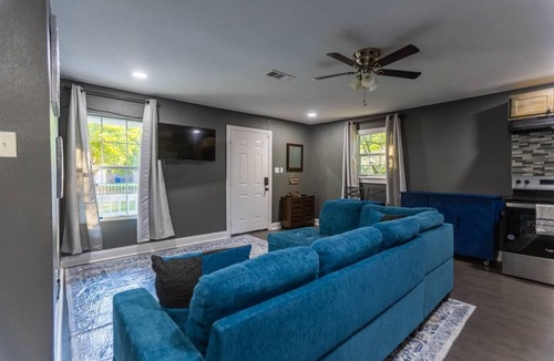 Cedar Crest House | Remodeled 4-bedroom house near downtown Dallas with WiFi, AC