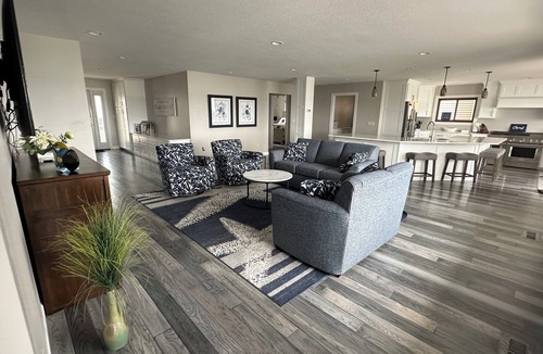 Clear Lake House | Remodeled 5bed-3bath up to 14 family members on the lake. Give them the best!