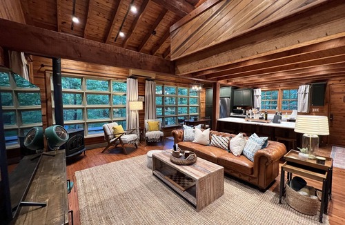 Fort Payne House | Remodeled Authentic Cabin Near DeSoto Park