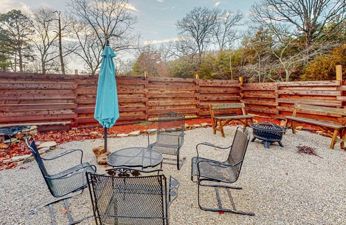 Eureka Springs Cabin | Remodeled cabin in quiet location with firepit, private balcony & smart TV