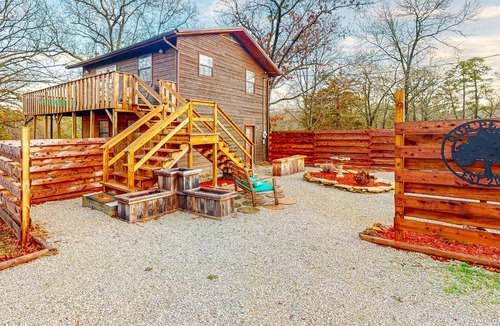 Eureka Springs Cabin | Remodeled cabin in quiet location with firepit, private balcony & smart TV