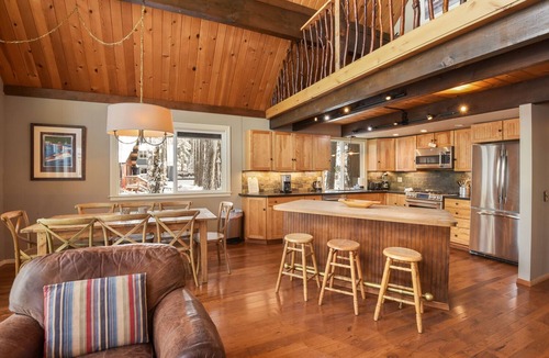 Carnelian Bay Ski Chalet | Remodeled Cabin - Walk to Beach, Hot Tub