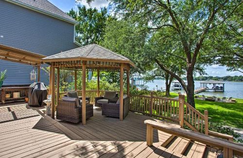 Log Cabin House | Remodeled Cedar Creek Lake Retreat w/Fire Pit!