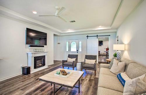 Log Cabin House | Remodeled Cedar Creek Lake Retreat w/Fire Pit!
