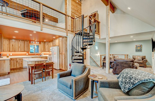 Pla-Vada Woodlands Ski Chalet | Remodeled chalet with private hot tub, bumper pool table & W/D
