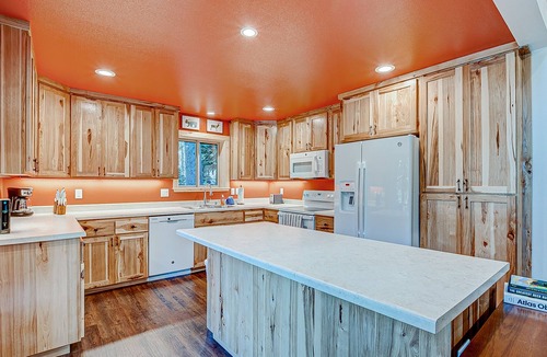 Pla-Vada Woodlands Ski Chalet | Remodeled chalet with private hot tub, bumper pool table & W/D