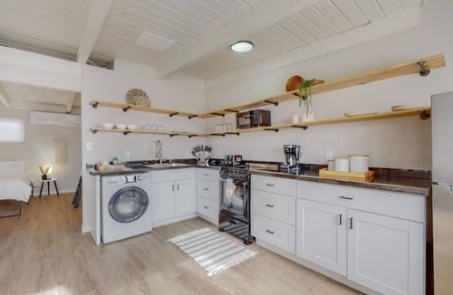 Highland Business Apartment | Remodeled Courtyard Apt w/King Bed, In-Unit Washer & Dyer Apt 5